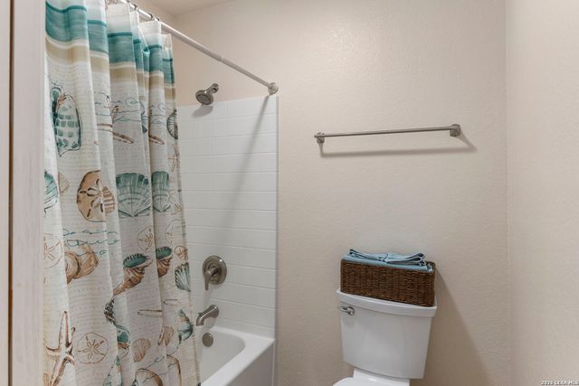 172 MEADOW LAKE DR, Seguin, TX 78155