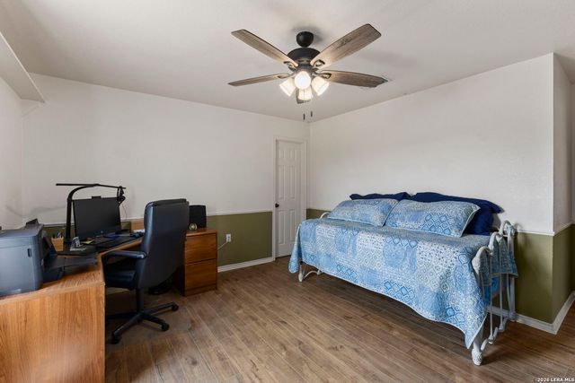 172 MEADOW LAKE DR, Seguin, TX 78155
