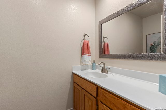 172 MEADOW LAKE DR, Seguin, TX 78155