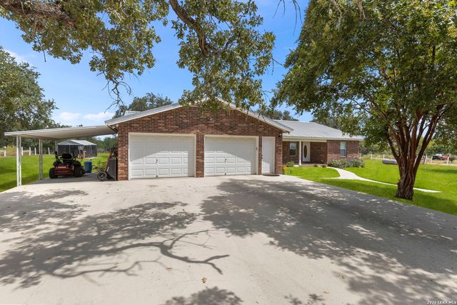 172 MEADOW LAKE DR, Seguin, TX 78155