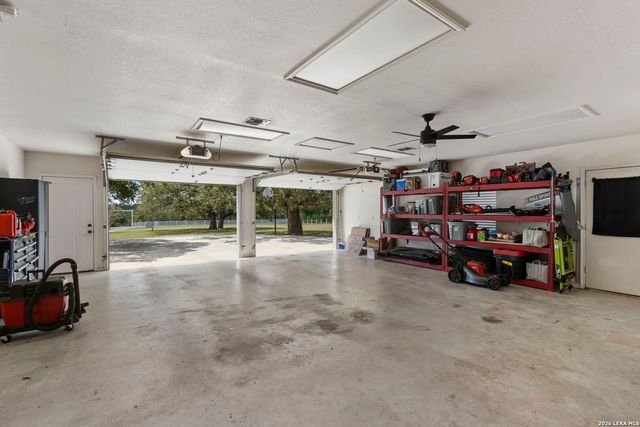 172 MEADOW LAKE DR, Seguin, TX 78155
