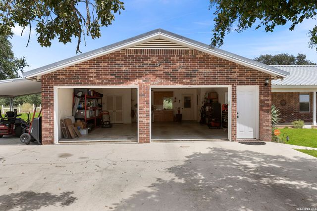 172 MEADOW LAKE DR, Seguin, TX 78155