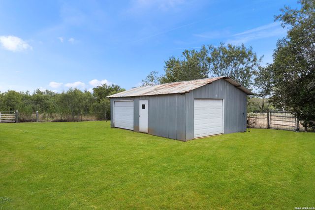 172 MEADOW LAKE DR, Seguin, TX 78155