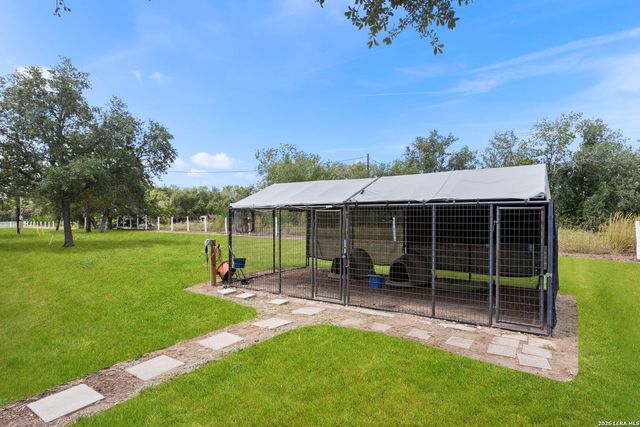 172 MEADOW LAKE DR, Seguin, TX 78155