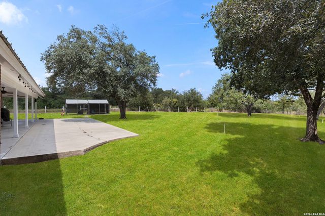 172 MEADOW LAKE DR, Seguin, TX 78155