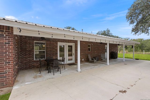172 MEADOW LAKE DR, Seguin, TX 78155