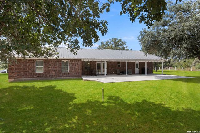 172 MEADOW LAKE DR, Seguin, TX 78155