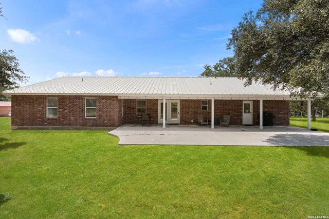 172 MEADOW LAKE DR, Seguin, TX 78155