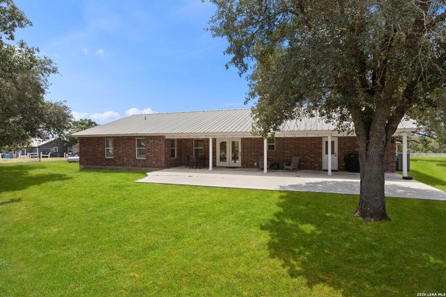 172 MEADOW LAKE DR, Seguin, TX 78155