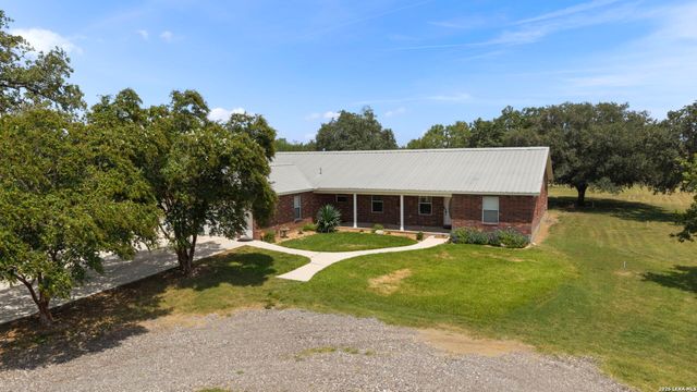172 MEADOW LAKE DR, Seguin, TX 78155