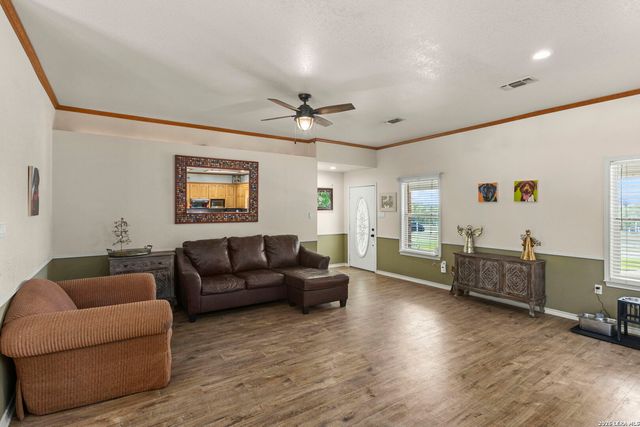 172 MEADOW LAKE DR, Seguin, TX 78155