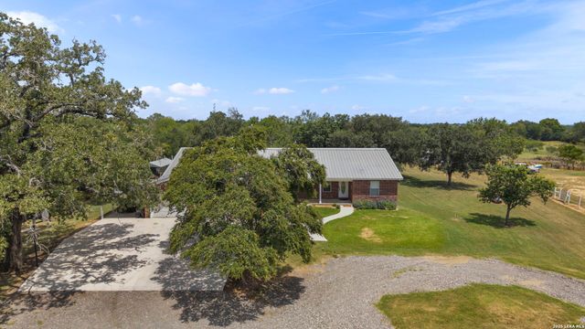 172 MEADOW LAKE DR, Seguin, TX 78155