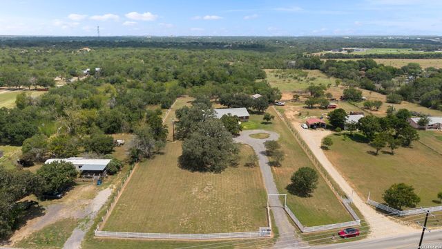 172 MEADOW LAKE DR, Seguin, TX 78155