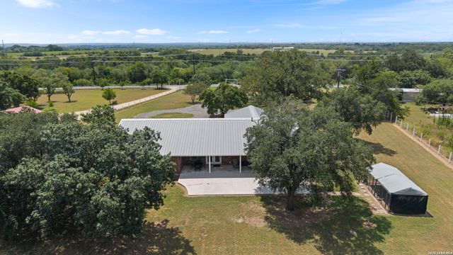 172 MEADOW LAKE DR, Seguin, TX 78155