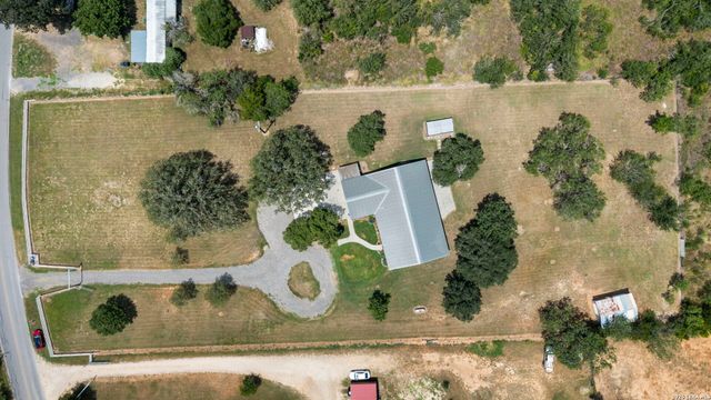 172 MEADOW LAKE DR, Seguin, TX 78155