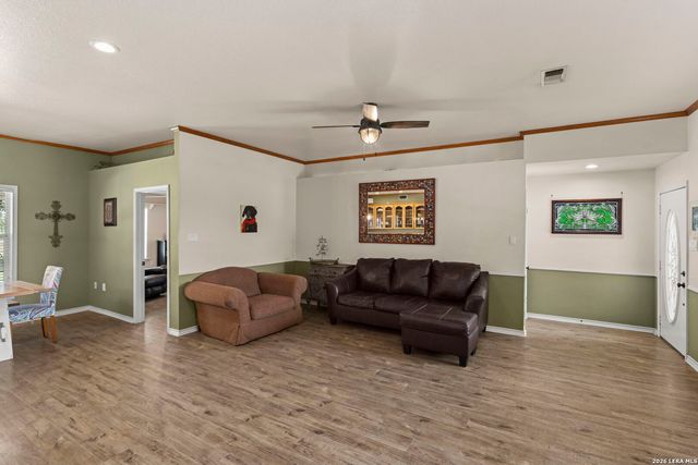 172 MEADOW LAKE DR, Seguin, TX 78155