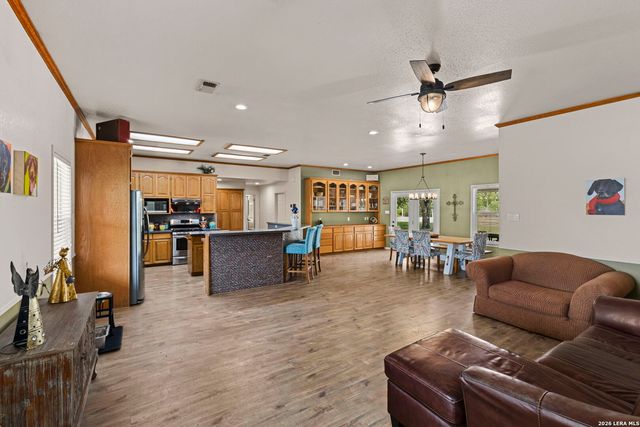 172 MEADOW LAKE DR, Seguin, TX 78155