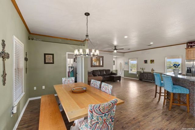 172 MEADOW LAKE DR, Seguin, TX 78155