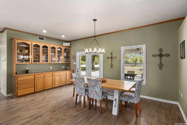 172 MEADOW LAKE DR, Seguin, TX 78155