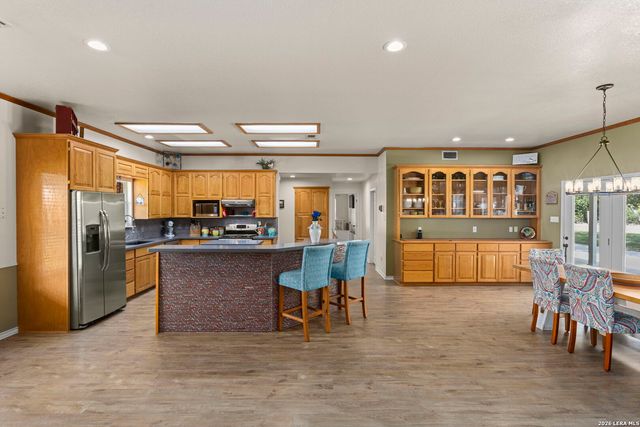 172 MEADOW LAKE DR, Seguin, TX 78155