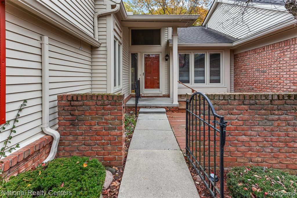 6904 Pebble Park Circle, West Bloomfield, MI 48322