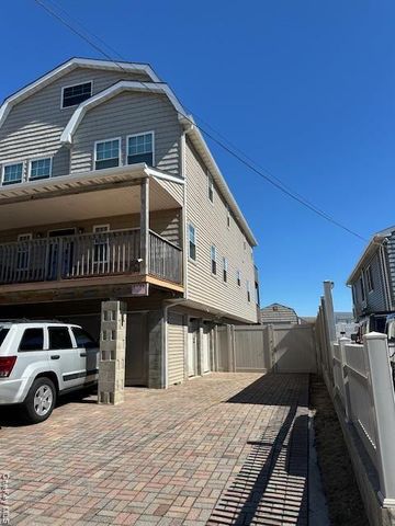 884 Beach Street, Lindenhurst, NY 11757