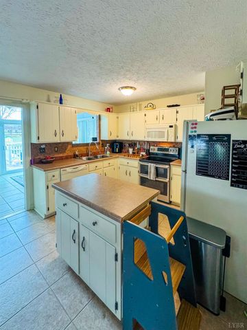 1002 Oxford Point Road, Lynchburg, VA 24502