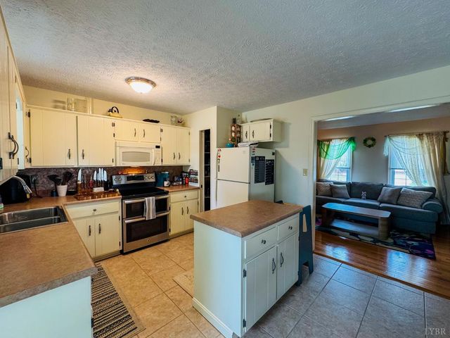 1002 Oxford Point Road, Lynchburg, VA 24502