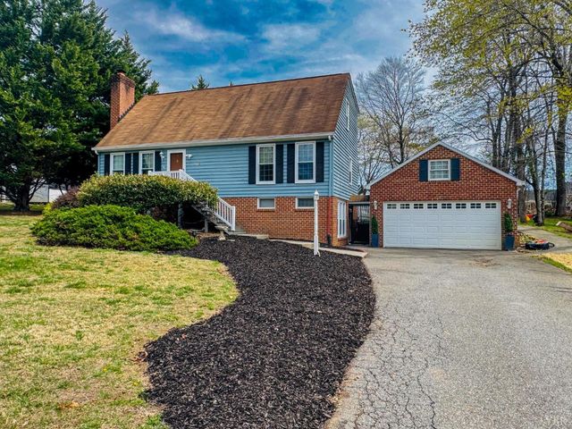 1002 Oxford Point Road, Lynchburg, VA 24502