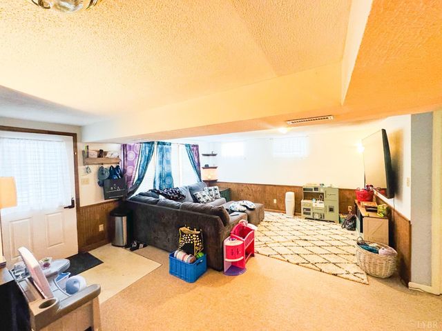 1002 Oxford Point Road, Lynchburg, VA 24502