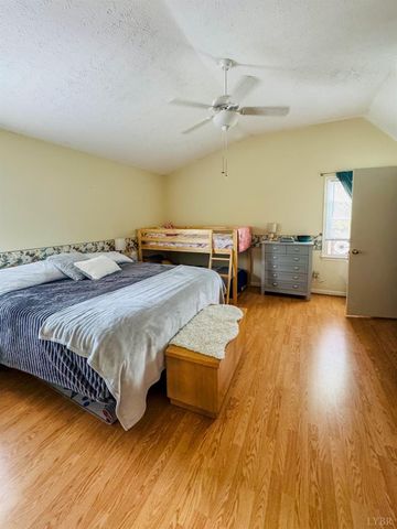 1002 Oxford Point Road, Lynchburg, VA 24502