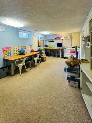 1002 Oxford Point Road, Lynchburg, VA 24502