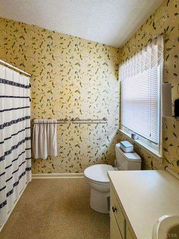 1002 Oxford Point Road, Lynchburg, VA 24502