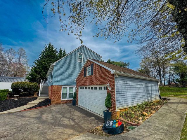 1002 Oxford Point Road, Lynchburg, VA 24502