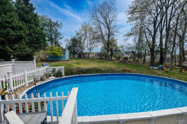 1002 Oxford Point Road, Lynchburg, VA 24502