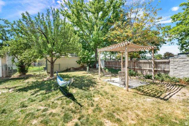 884 STORM MOUNTAIN DR, Taylorsville, UT 84123