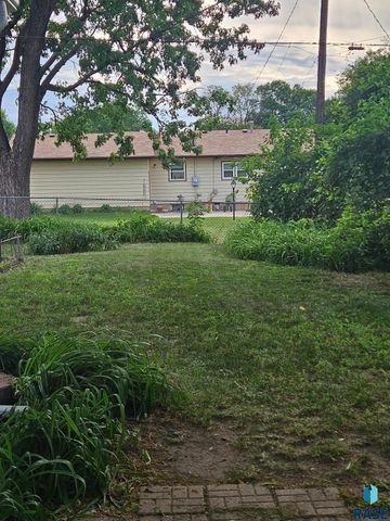 1111 N Kiwanis Ave Avenue, Sioux Falls, SD 57104