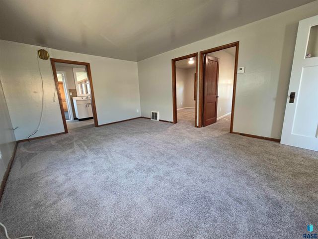 1111 N Kiwanis Ave Avenue, Sioux Falls, SD 57104
