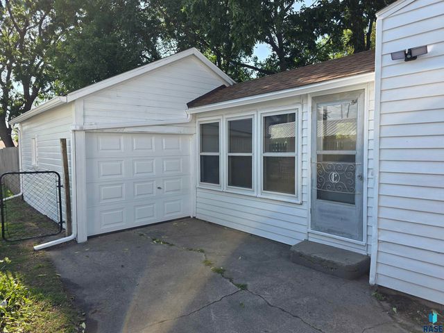 1111 N Kiwanis Ave Avenue, Sioux Falls, SD 57104