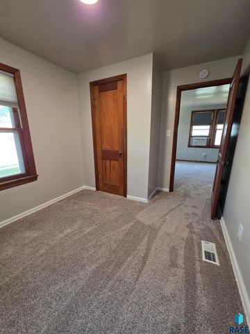 1111 N Kiwanis Ave Avenue, Sioux Falls, SD 57104
