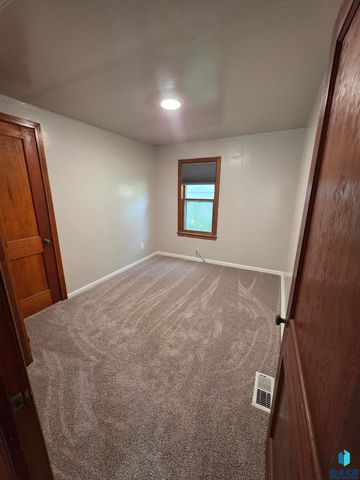 1111 N Kiwanis Ave Avenue, Sioux Falls, SD 57104