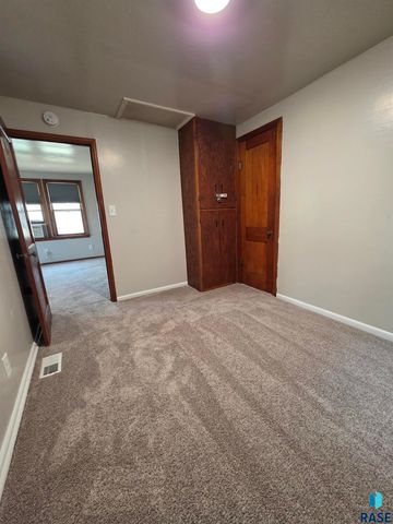 1111 N Kiwanis Ave Avenue, Sioux Falls, SD 57104