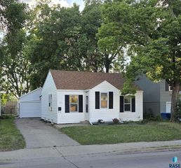 1111 N Kiwanis Ave Avenue, Sioux Falls, SD 57104
