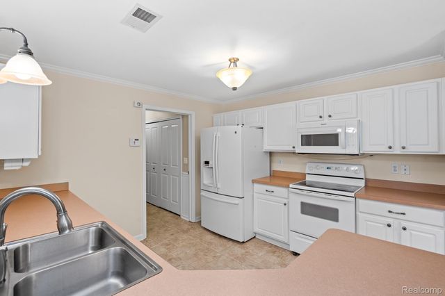 4130 S Hampton Ridge Boulevard 63, Genoa Township, MI 48843