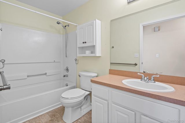 4130 S Hampton Ridge Boulevard 63, Genoa Township, MI 48843