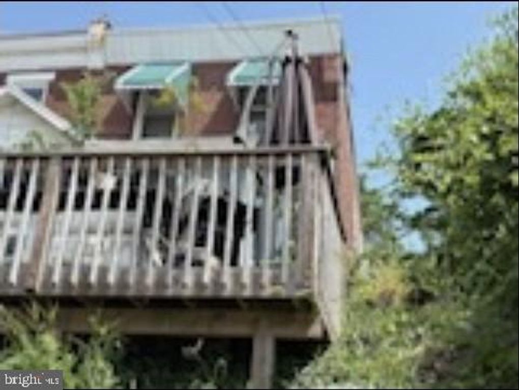 627 WALNUT ST, Darby, PA 19023