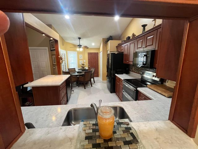 6108 Petunia Road, Delray Beach, FL 33484