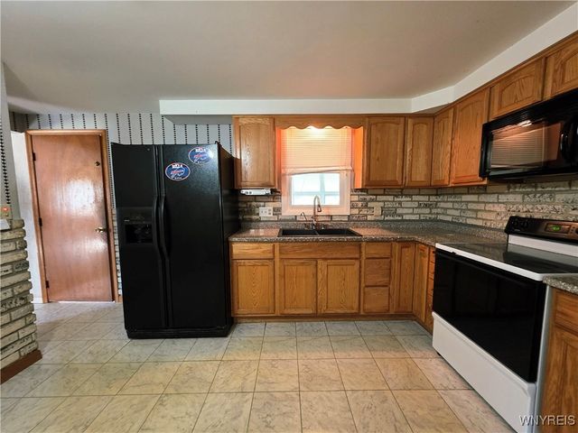 31 Royal Coach Road, West Seneca, NY 14224