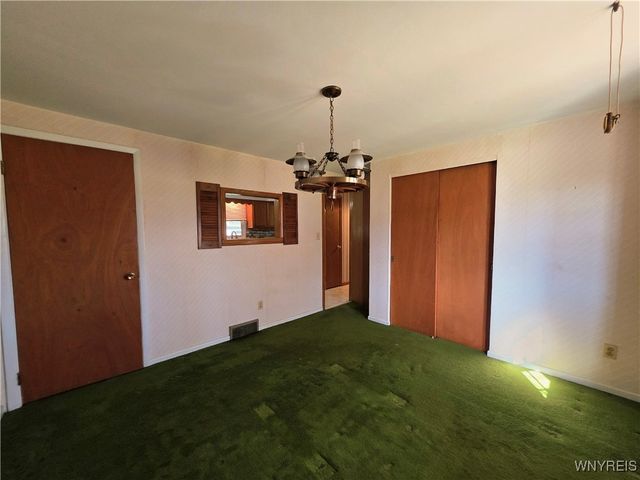 31 Royal Coach Road, West Seneca, NY 14224