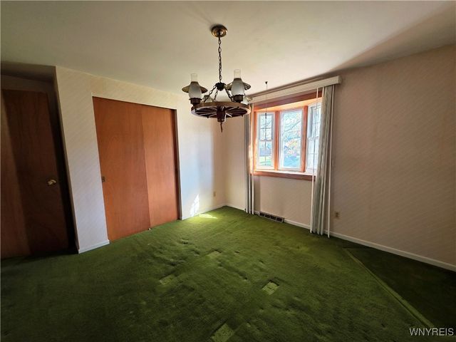 31 Royal Coach Road, West Seneca, NY 14224